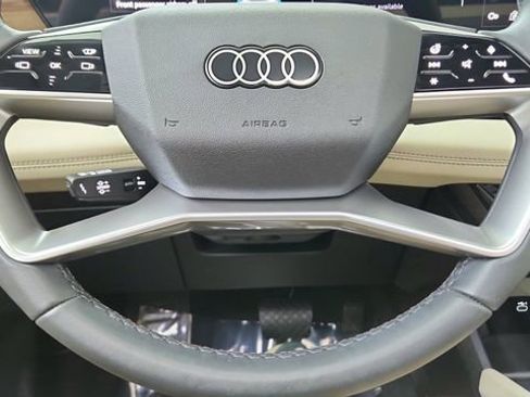 Used 2025 Audi Q6 e-tron Premium Plus image 39