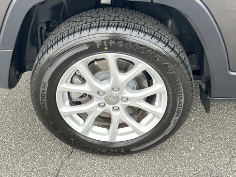 Used 2015 Jeep Cherokee Latitude w/ Comfort/Convenience Group image 17