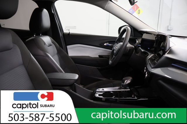 Used 2025 Chevrolet Trax LT FWD image 25