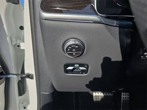 Used 2025 Mercedes-Benz GLC 350e 4MATIC image 37