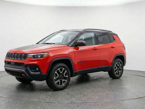 Used 2025 Jeep Compass Trailhawk image 3
