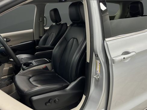 Used 2024 Chrysler Pacifica Touring-L FWD image 9