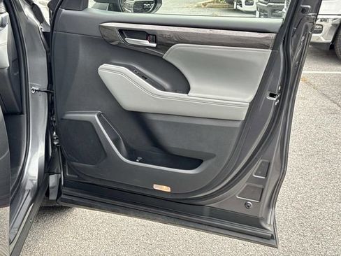 Used 2024 Toyota Highlander Platinum image 10