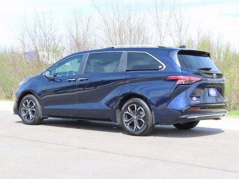 Used 2025 Toyota Sienna Platinum AWD/4WD image 28