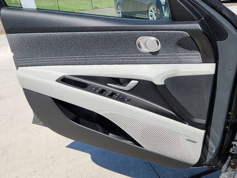 New 2025 Hyundai Elantra Limited image 11