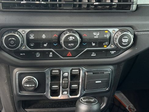 Used 2025 Jeep Wrangler Unlimited Sahara AWD/4WD image 21