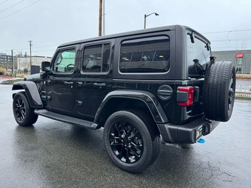 Used 2022 Jeep Wrangler Unlimited Sahara w/ Cold Weather Group image 7