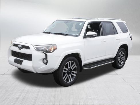Used 2017 Toyota 4Runner SR5 Premium RWD image 3