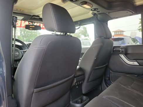 Used 2018 Jeep Wrangler Unlimited Sahara w/ Connectivity Group AWD/4WD image 28