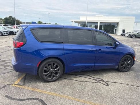 Used 2020 Chrysler Pacifica Touring w/ S Appearance Package FWD image 3