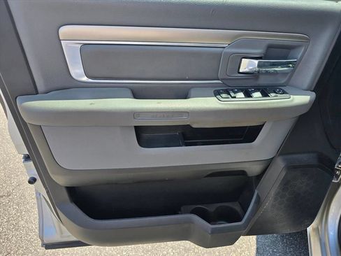 Used 2019 RAM 1500 Classic SLT RWD image 9
