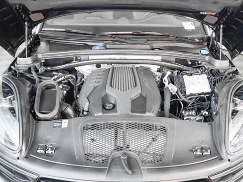 Certified 2025 Porsche Macan Turbo image 13