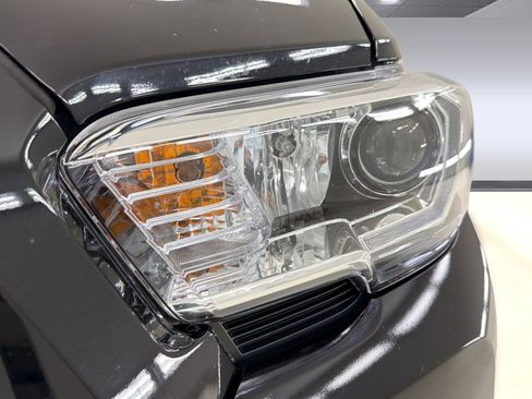 Used 2022 Toyota Tacoma TRD Off-Road AWD/4WD image 11