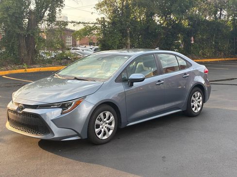 Used 2020 Toyota Corolla LE FWD image 2