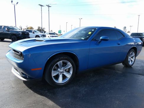 Used 2022 Dodge Challenger SXT image 8