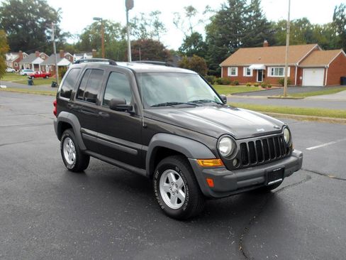 Used 2005 Jeep Liberty Sport image 4