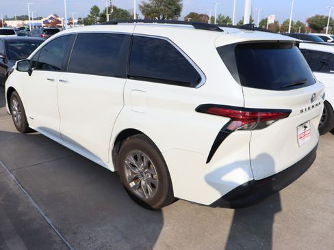 Used 2021 Toyota Sienna XLE image 6