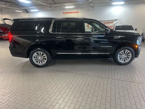 Used 2023 GMC Yukon XL SLT w/ SLT Premium Package AWD/4WD image 2