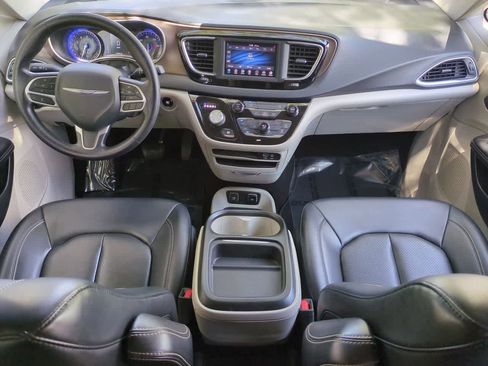 Used 2020 Chrysler Voyager Lxi FWD image 16