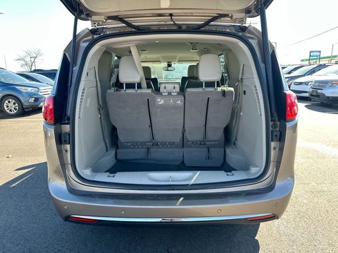 Used 2018 Chrysler Pacifica Touring-L image 37