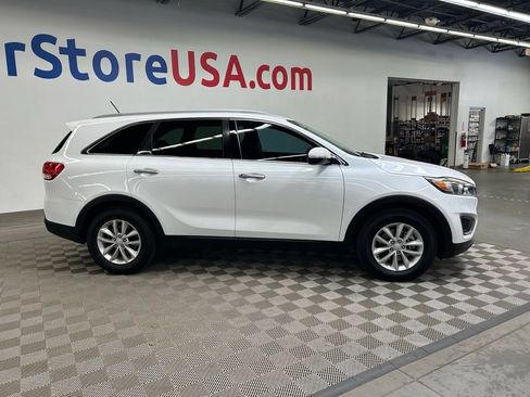 Used 2017 Kia Sorento FWD image 9