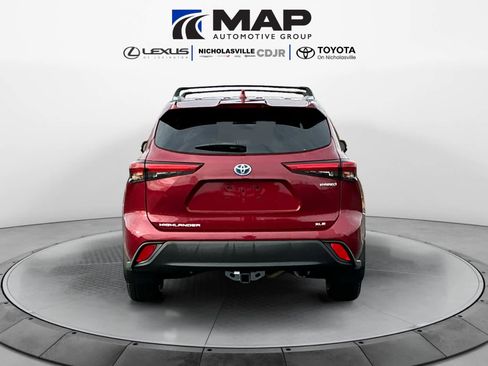 Used 2021 Toyota Highlander XLE image 4