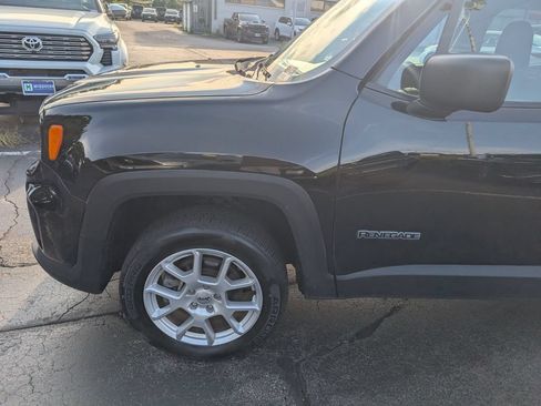 Used 2023 Jeep Renegade Latitude AWD/4WD image 2