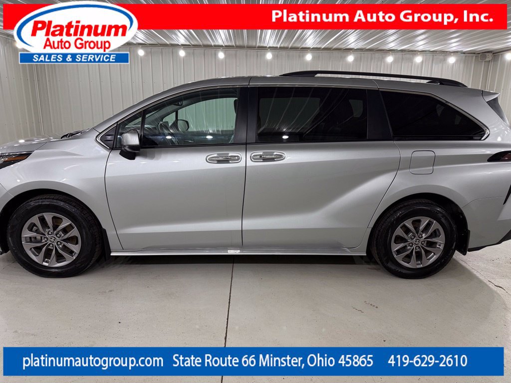 Used 2023 Toyota Sienna XLE AWD/4WD image 2