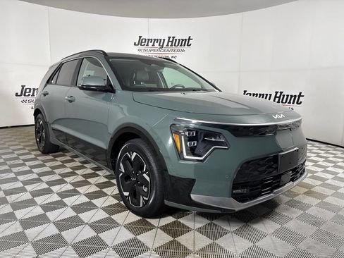 Used 2024 Kia Niro Wave w/ Wave Preserve Package FWD image 3