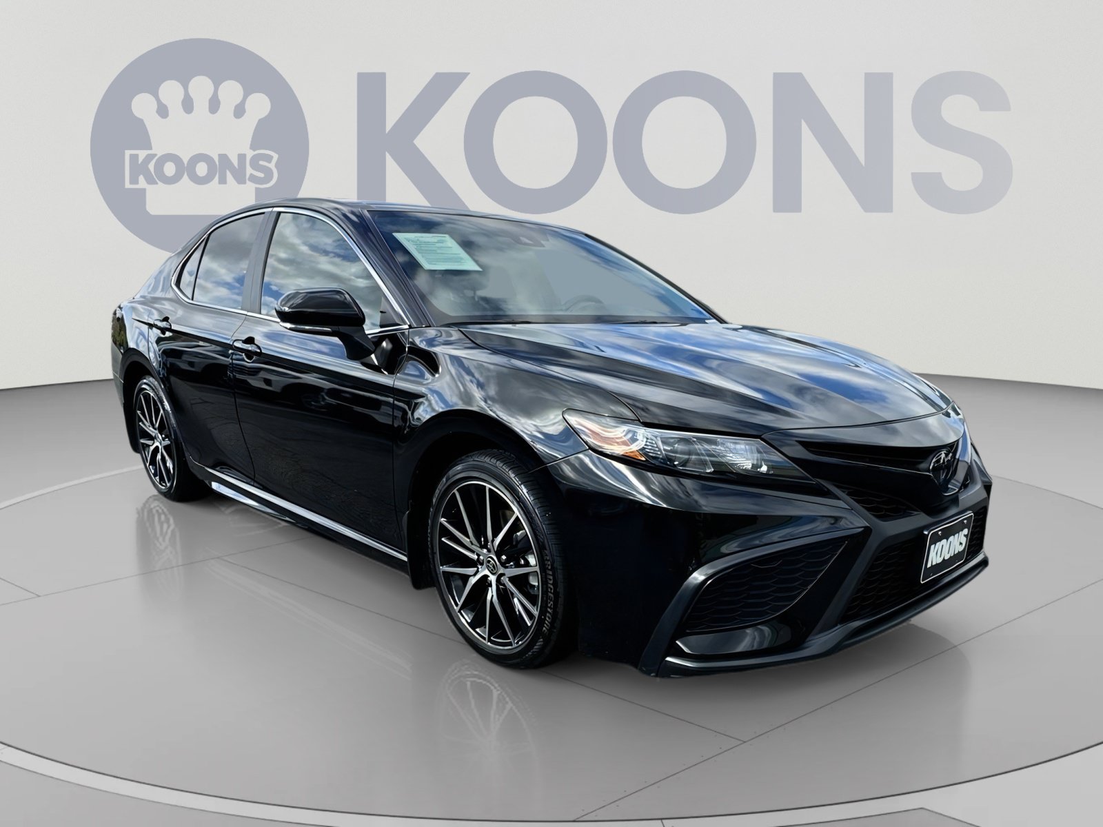 Used 2024 Toyota Camry SE w/ Cold Weather Package FWD image 2