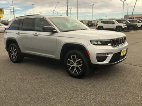 Used 2024 Jeep Grand Cherokee Limited image 2