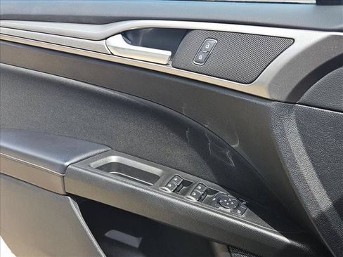 Used 2019 Ford Fusion SE FWD image 6