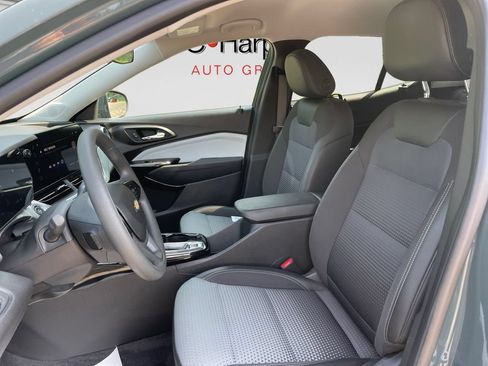 Certified 2025 Chevrolet Trax LT FWD image 30