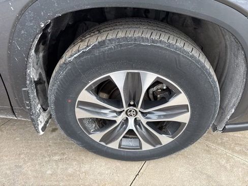 Used 2023 Toyota Highlander XLE image 8