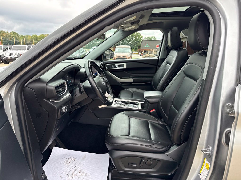 Used 2022 Ford Explorer XLT w/ Equipment Group 202A AWD/4WD image 26