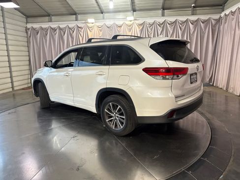 Used 2017 Toyota Highlander XLE AWD/4WD image 5