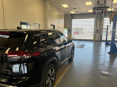 Used 2025 Nissan Rogue SL AWD/4WD image 8