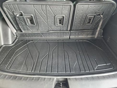 Used 2022 Chevrolet Traverse Premier FWD image 35