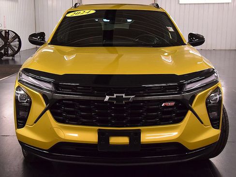 Used 2024 Chevrolet Trax RS w/ Sunroof Package FWD image 2