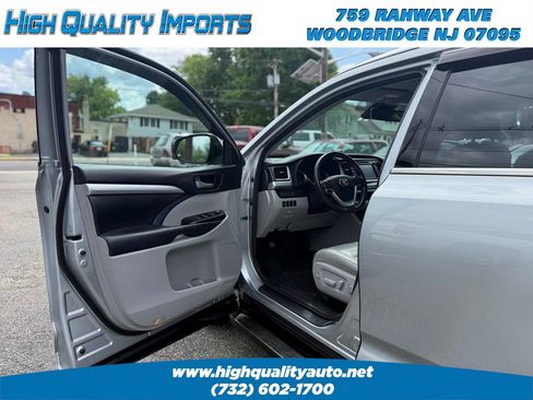 Used 2018 Toyota Highlander XLE AWD/4WD image 12