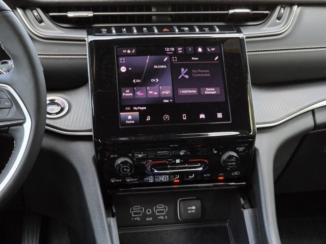 Used 2025 Jeep Grand Cherokee Altitude AWD/4WD image 17