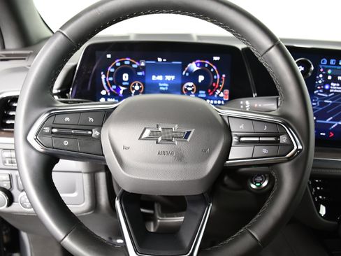 Used 2025 Chevrolet Suburban Z71 image 20