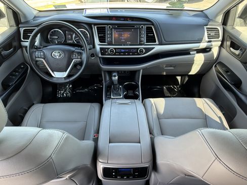 Used 2019 Toyota Highlander XLE w/ Carpet Mat Package (TMS) FWD image 29