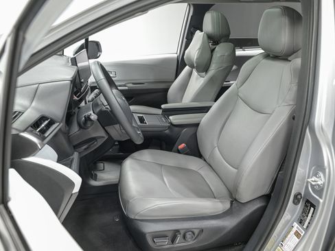 Used 2025 Toyota Sienna XLE w/ XLE Plus Package AWD/4WD image 16