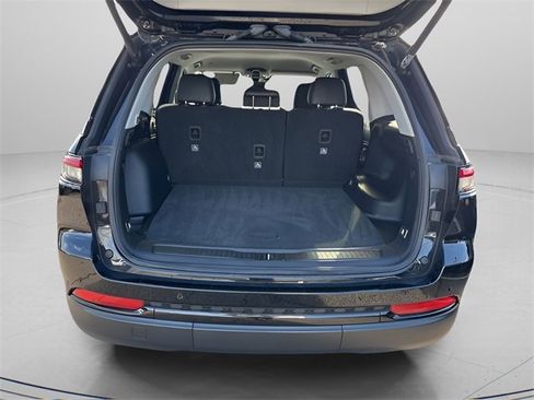 Used 2023 Jeep Grand Cherokee Limited w/ Luxury Tech Group II image 20