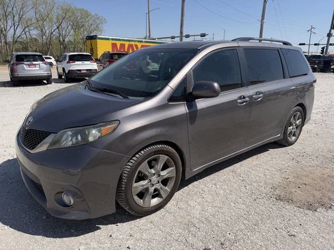 Used 2014 Toyota Sienna SE FWD image 7