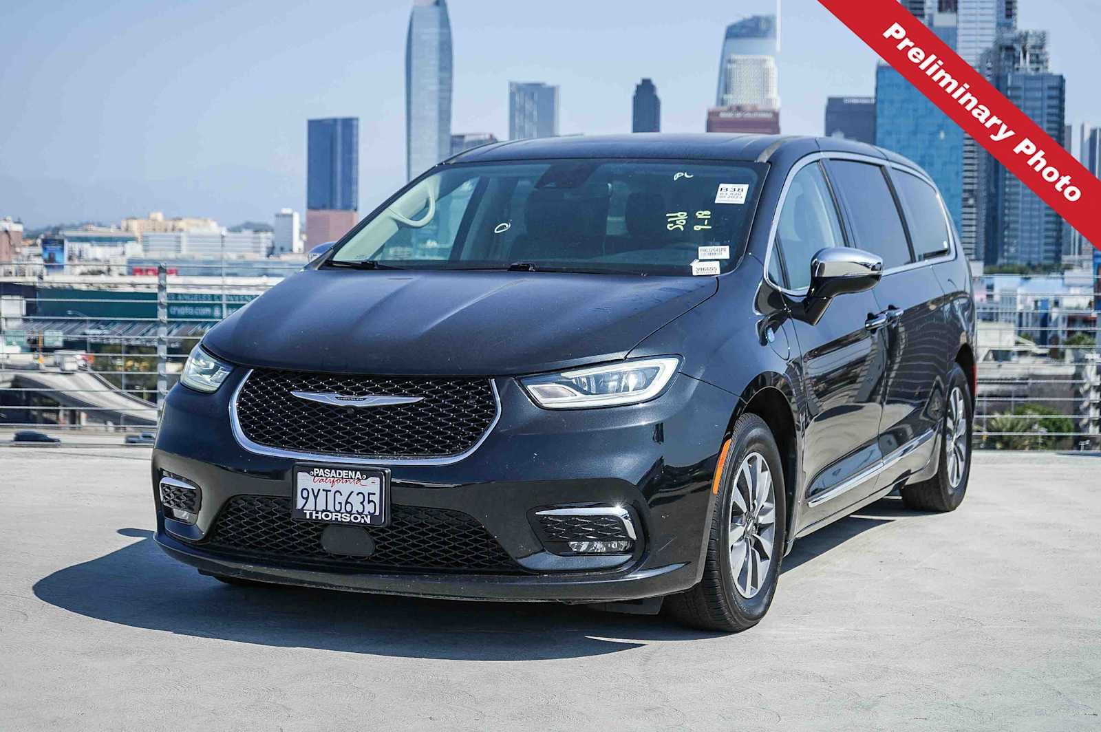 Used 2023 Chrysler Pacifica Limited FWD image 1
