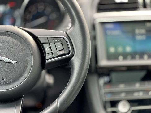 Used 2020 Jaguar F-PACE Premium image 35