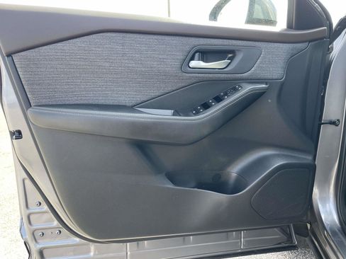 Used 2023 Nissan Rogue SV image 12