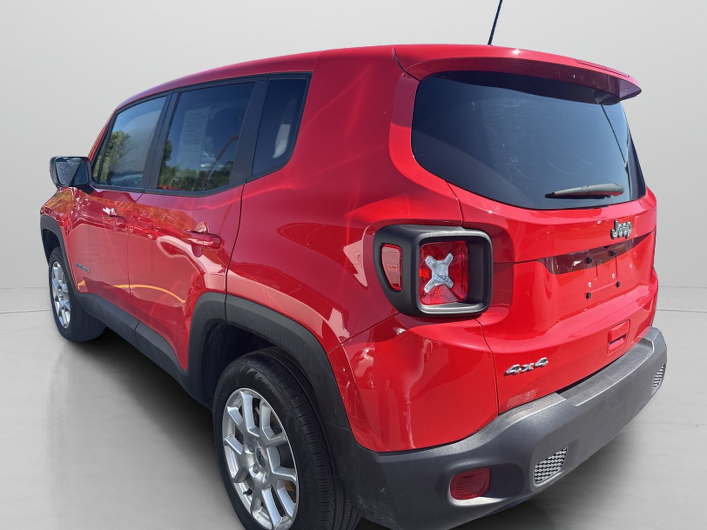Used 2023 Jeep Renegade Latitude AWD/4WD image 2